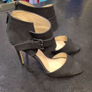 Vince Camuto Black Heels Sophisticated Design